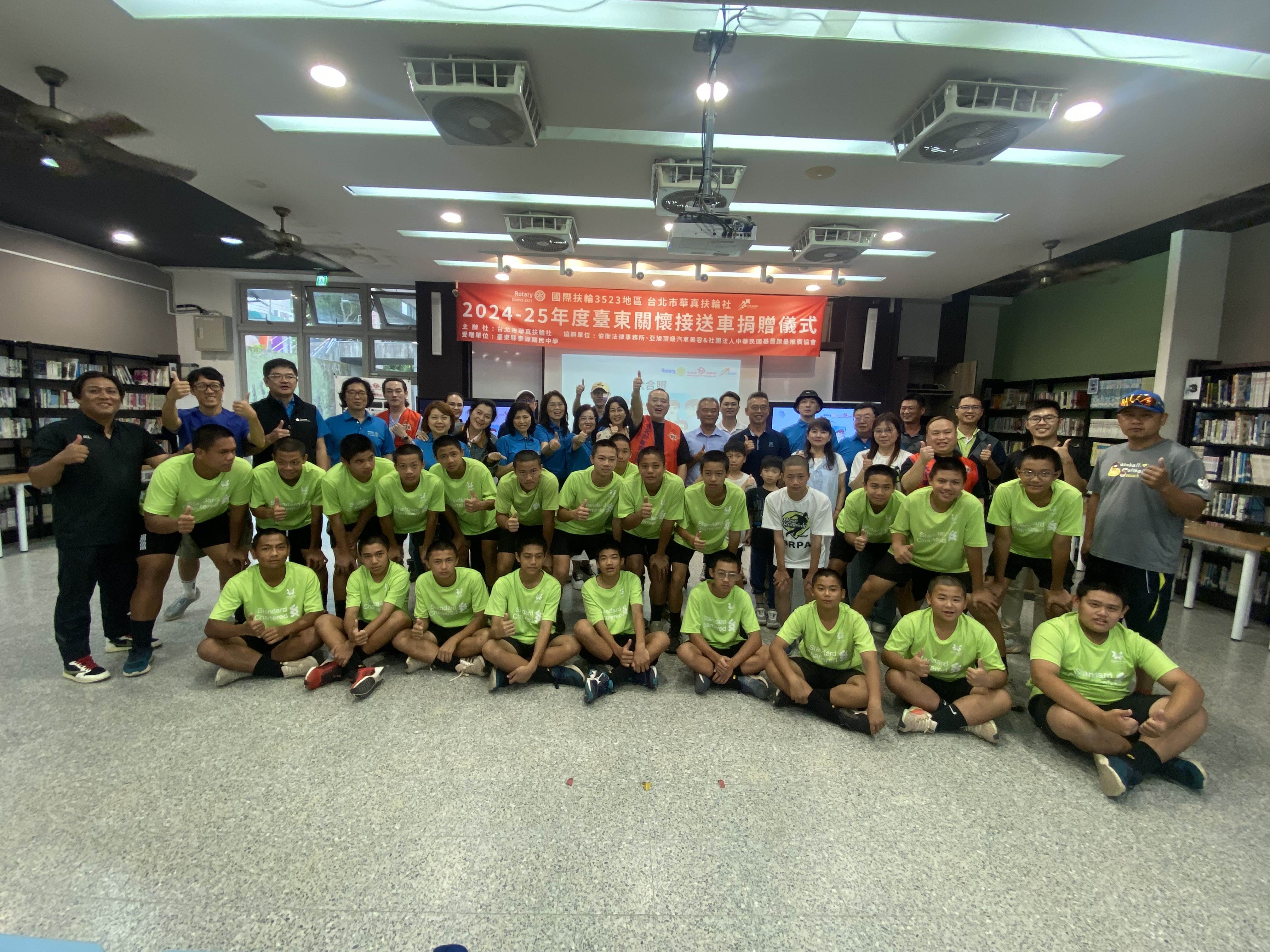 泰源國中棒球隊合影。（圖／國際扶輪352地區台北華真扶輪社提供）