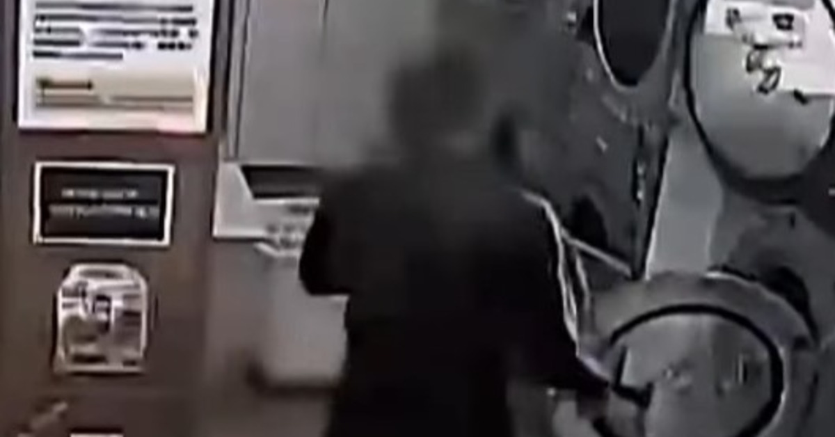 基隆自助洗衣店遭砸！男持鐵鎚敲毀洗衣機「強化玻璃」