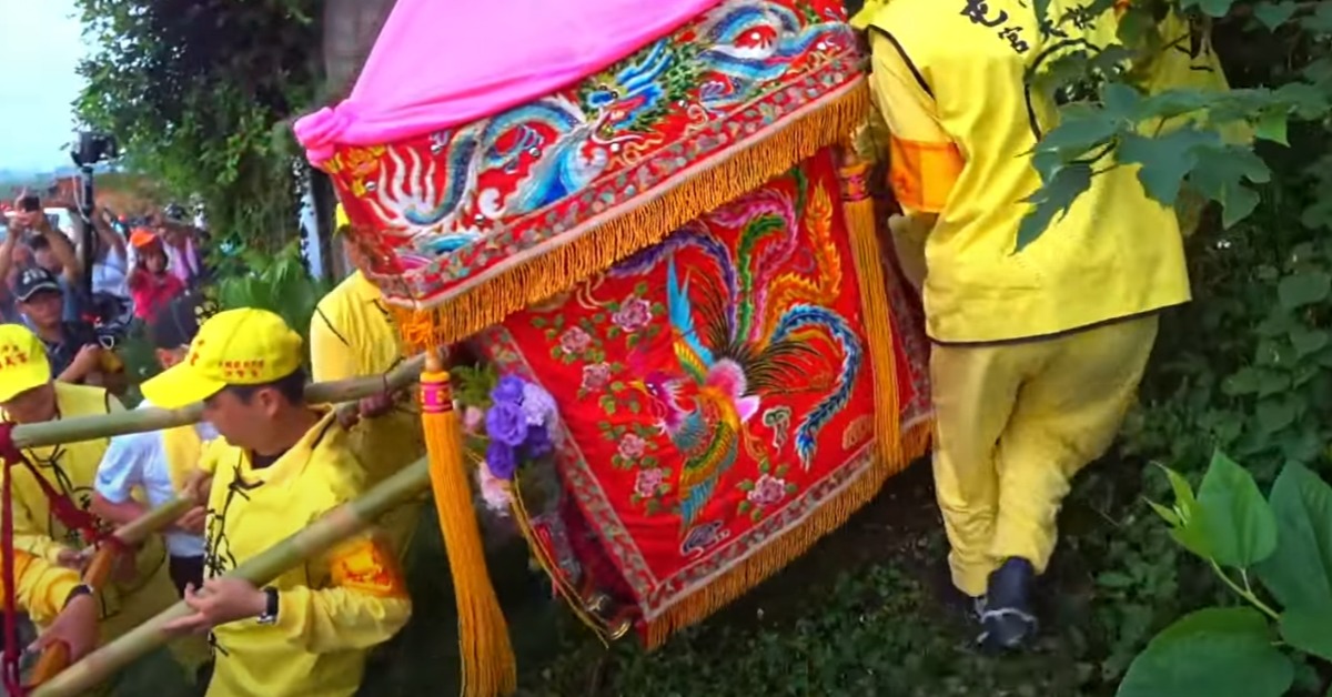 媽祖要去這裡!粉紅超跑突衝「45度雜草斜坡」 廟方曝暖心原因