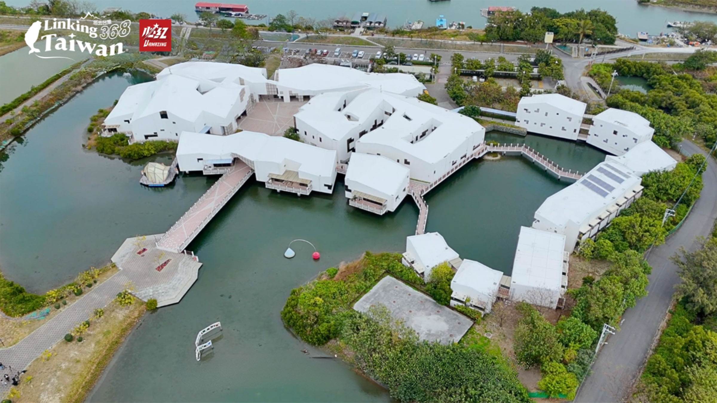 台江國家公園遊客中心外圍步道，特色蚵殼牆不僅環保再利用，還有優秀的隔熱效果，讓你在欣賞美景的同時，也能了解當地蚵殼資源的巧妙再生。（圖／《恁去台灣》提供）