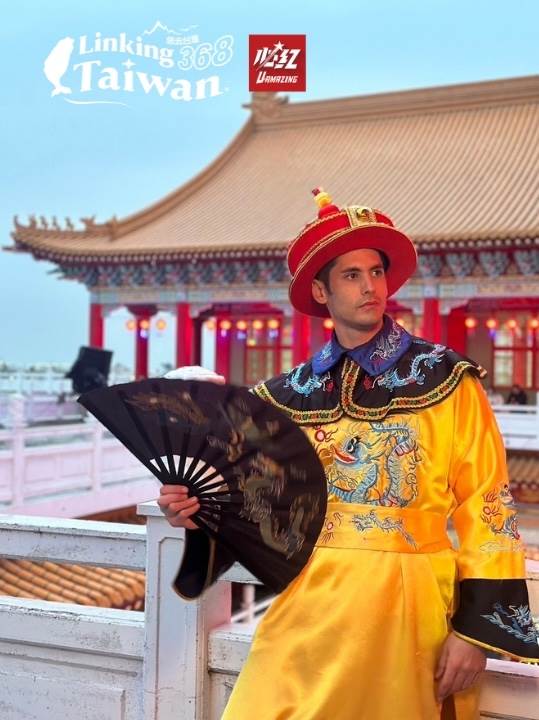 宮廷古風攝影棚開張！主持人肯納身著華麗的清朝漢服，漫步於壯麗的廟宇中，拍攝下無數唯美的瞬間。（圖／《恁去台灣》提供）