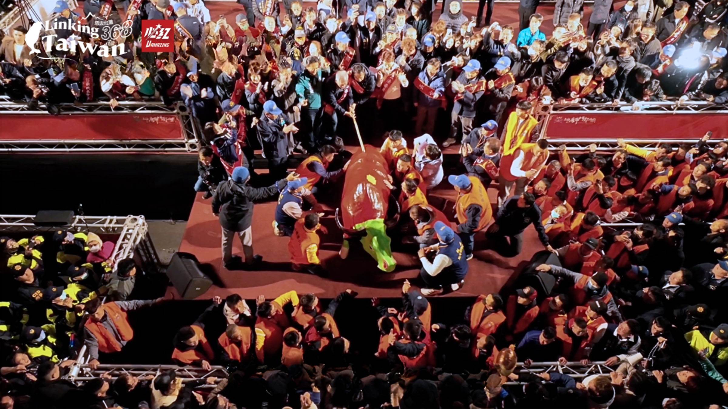 每年元宵節，台南的『鞭春牛、迎春牛』儀式象徵著迎接好運與豐收。祈福儀式後，大家迫不及待投入『搶春牛』，信徒們搶得不只是紙春牛的碎片，更是來年滿滿的好運與希望！（圖／《恁去台灣》提供）