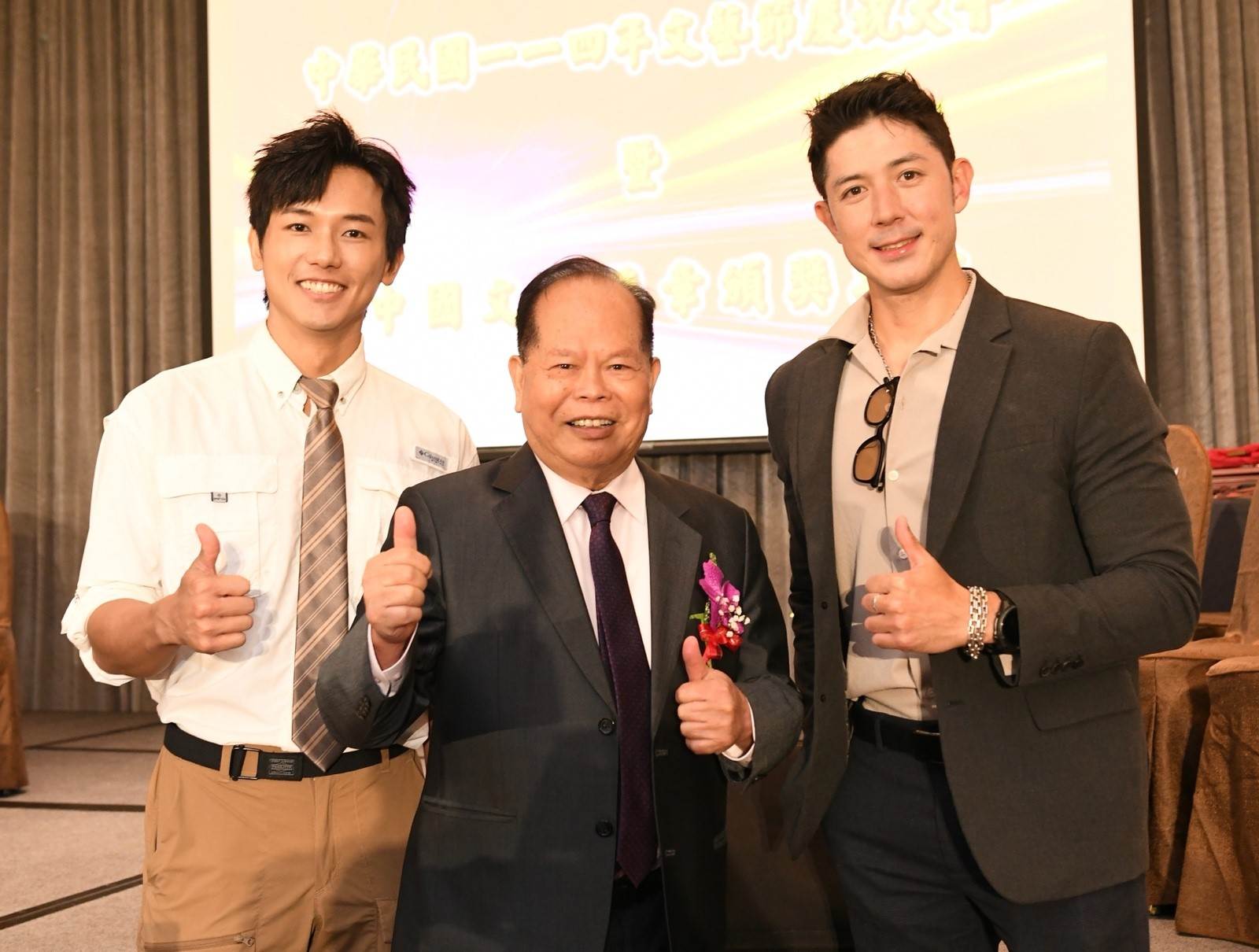 林暉博士（中）與《Linking 368 Taiwan 恁去台灣》主持人文威登（左）、田舞陽（右）合影。（圖／《恁去台灣》提供）