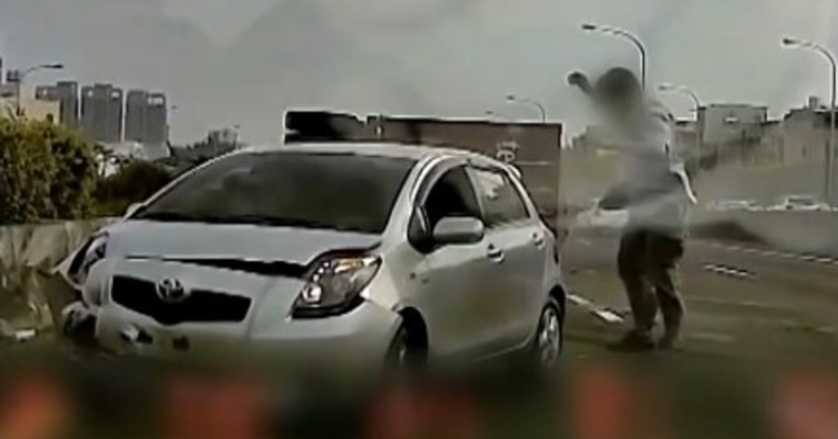 國道一號高雄楠梓北上路段，5號上班尖峰時段發生一起重大車禍。（圖／東森新聞）