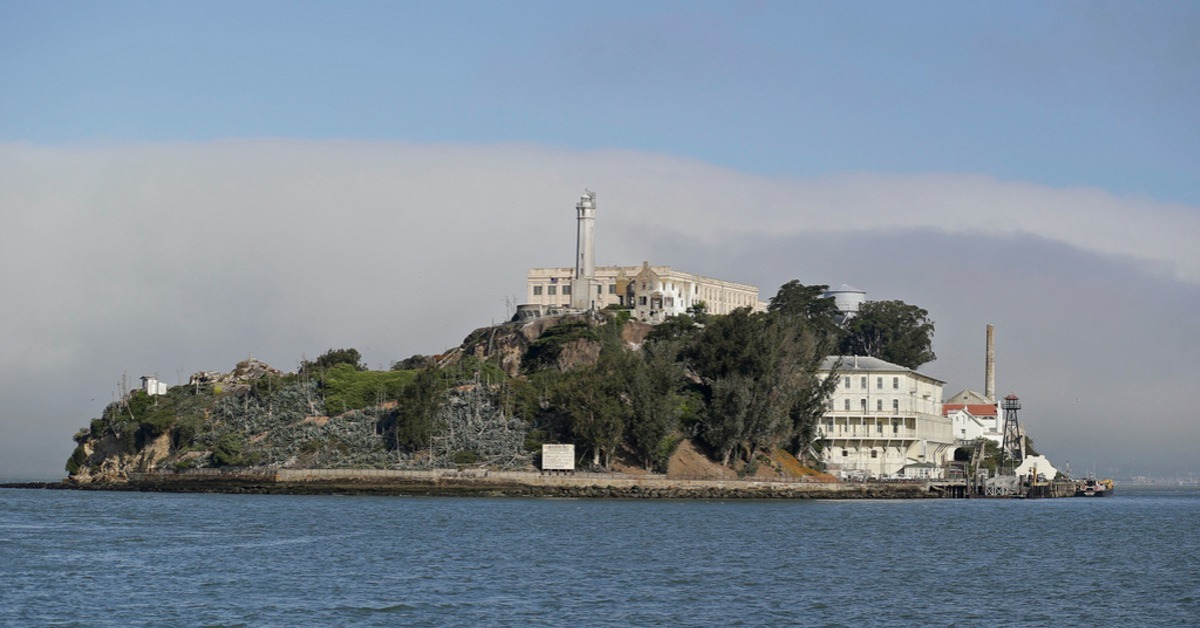 美國總統川普4日表示，將重新啟用「惡魔島」的阿爾卡特拉茲島（Alcatraz）聯邦監獄。（圖／美聯社）