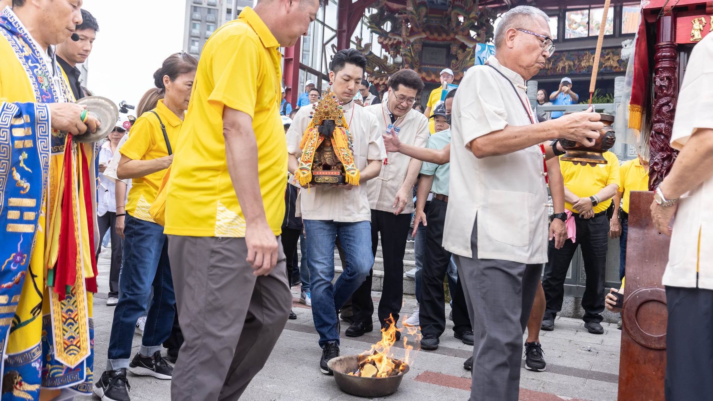 臺北市長蔣萬安依循古禮完成請神儀式，為即將到來的「臺北國際龍舟錦標賽」以及「2025雙北世界壯年運動會」祈求上天賜福，預祝賽事順利舉行。（圖／臺北市政府體育局提供）