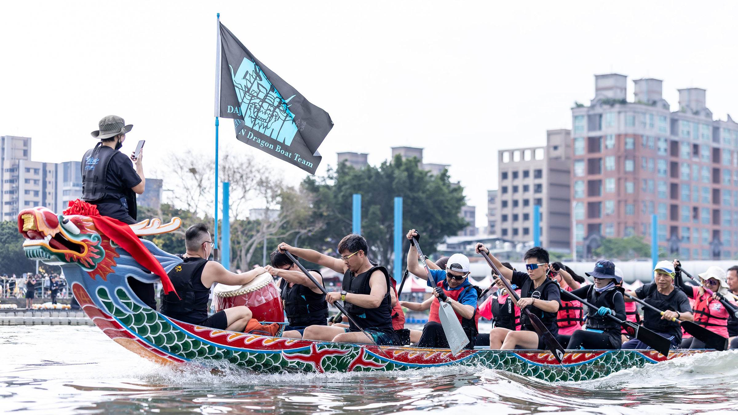 點睛暨祭江儀式邀請到六支不同背景的龍舟隊伍共同祭拜，象徵龍舟運動的包容性與凝聚力，也為即將展開的2025雙北世界壯年運動會國際賽事注入團結與祝福的力量。（圖／臺北市政府體育局提供）
