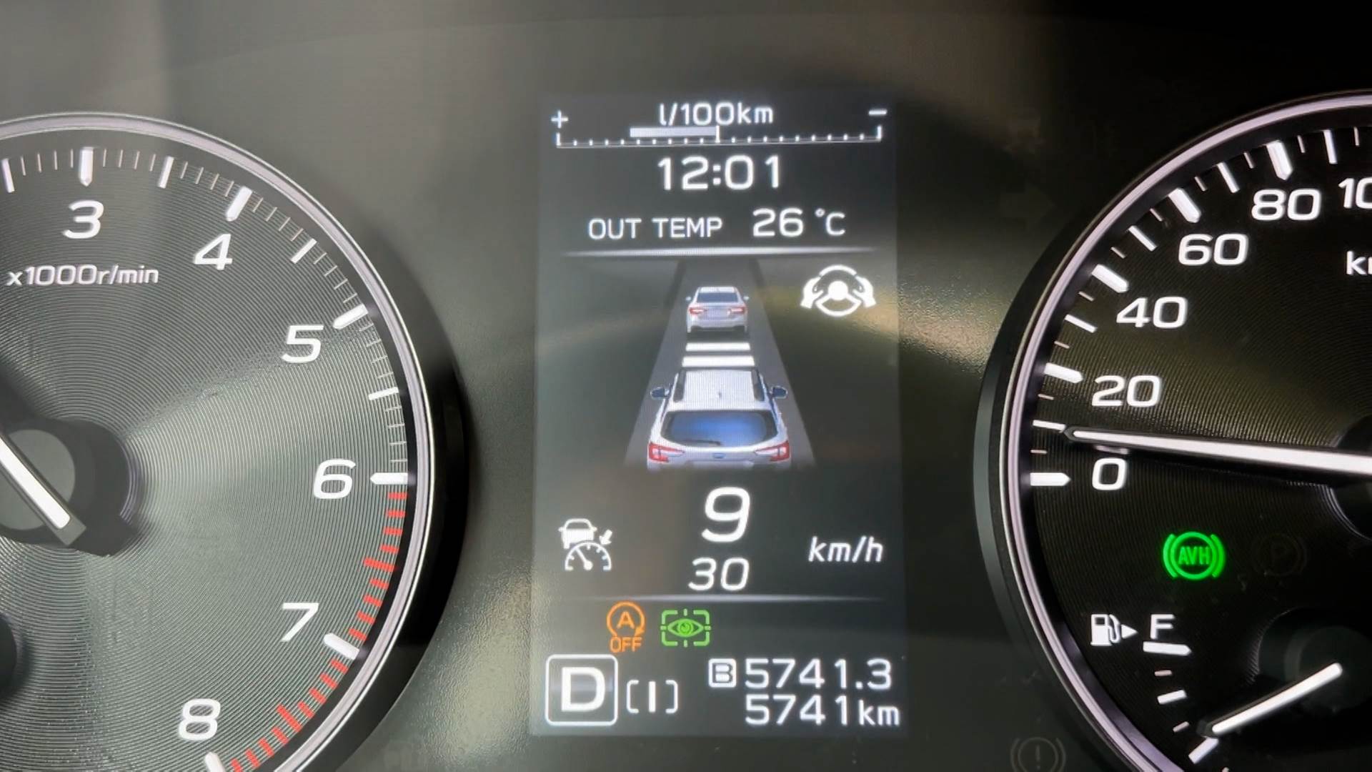 EyeSight雙鏡頭智慧科技，主動偵測前車動態與距離，就像多一雙眼睛守護行車。（圖／東森新聞）