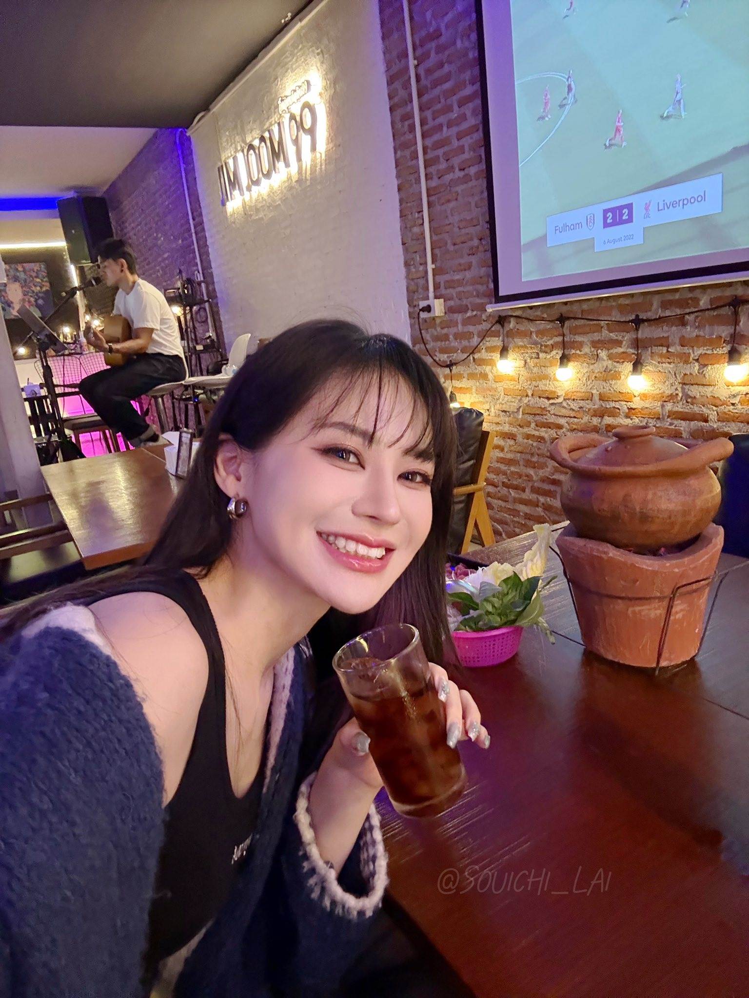 賴品妤露出開心微笑，手中拿著杯子。（圖／翻攝自賴品妤臉書）