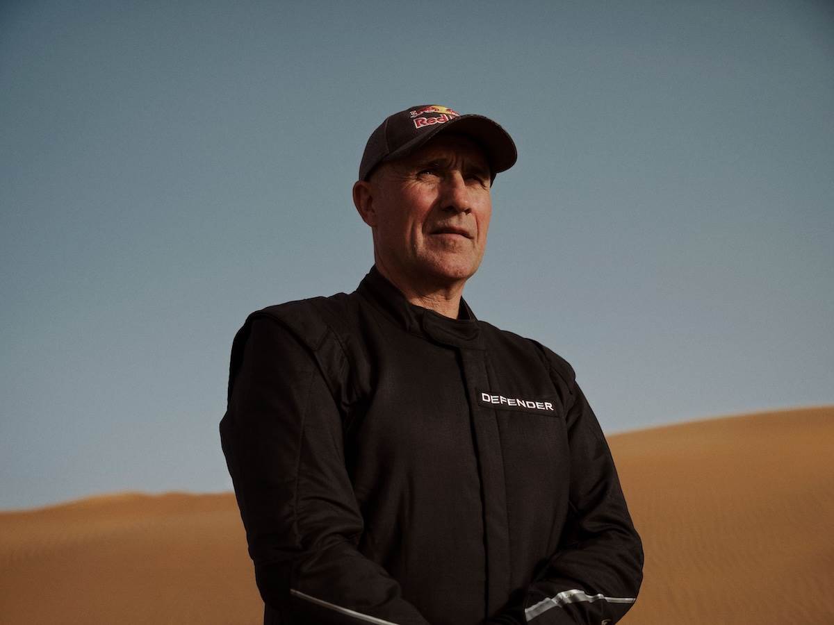 Stéphane Peterhansel曾35次駕駛摩托車與汽車參加達卡拉力賽事,並14度贏得這場史詩般的終極探險。(圖/JLR Taiwan提供)