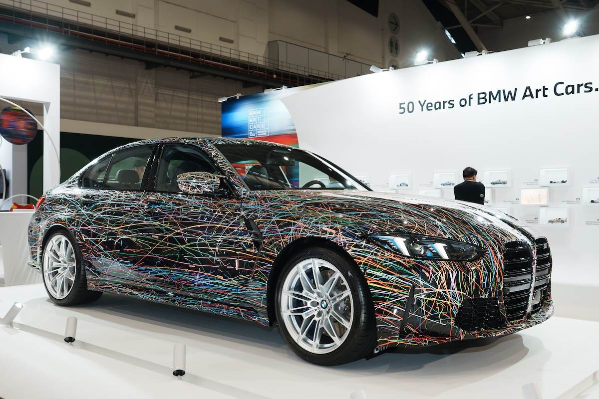 顏料轉化為充滿動態張力與節奏感的視覺語彙，透過奔放筆觸描繪速度的律動，巧妙融入「旅途風景」的比喻。（圖／林昱丞攝影）