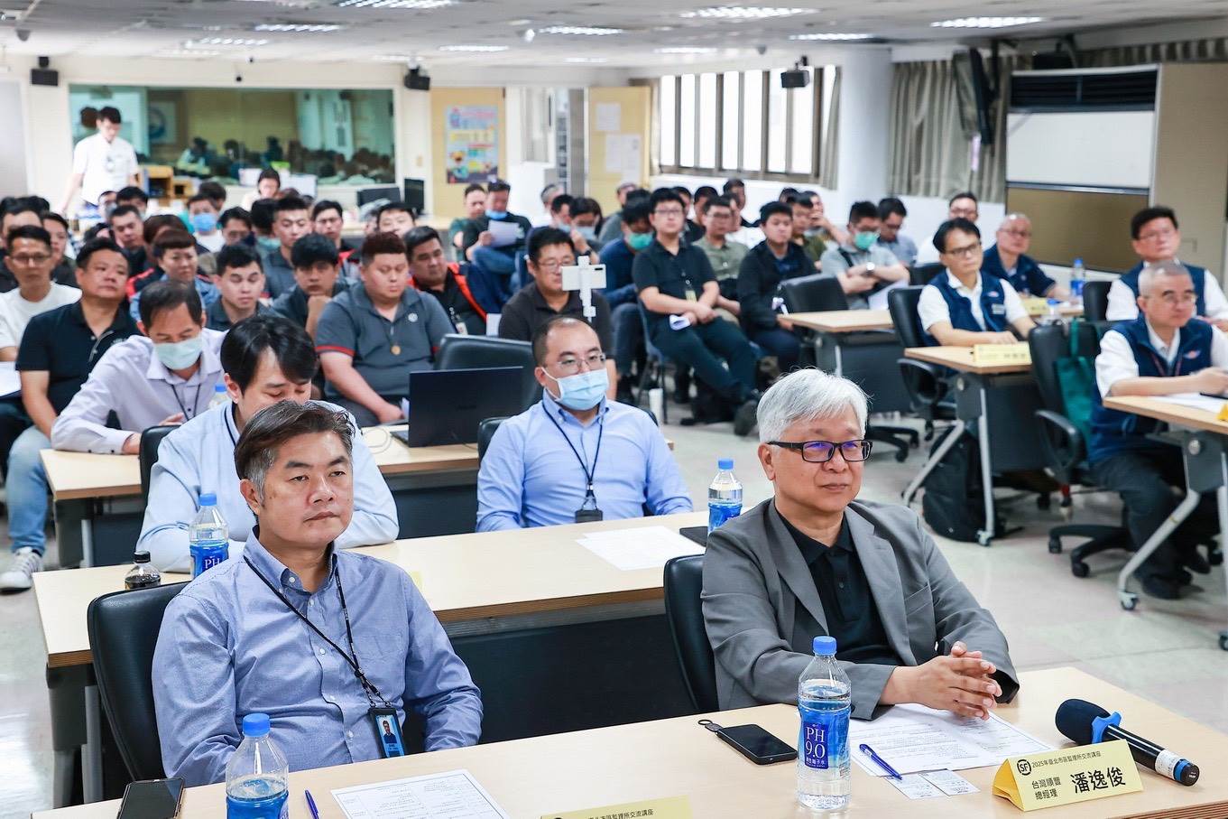 物流業者定期舉辦教育培訓講座，就改善交通違規、加強行車安全教育進行交流