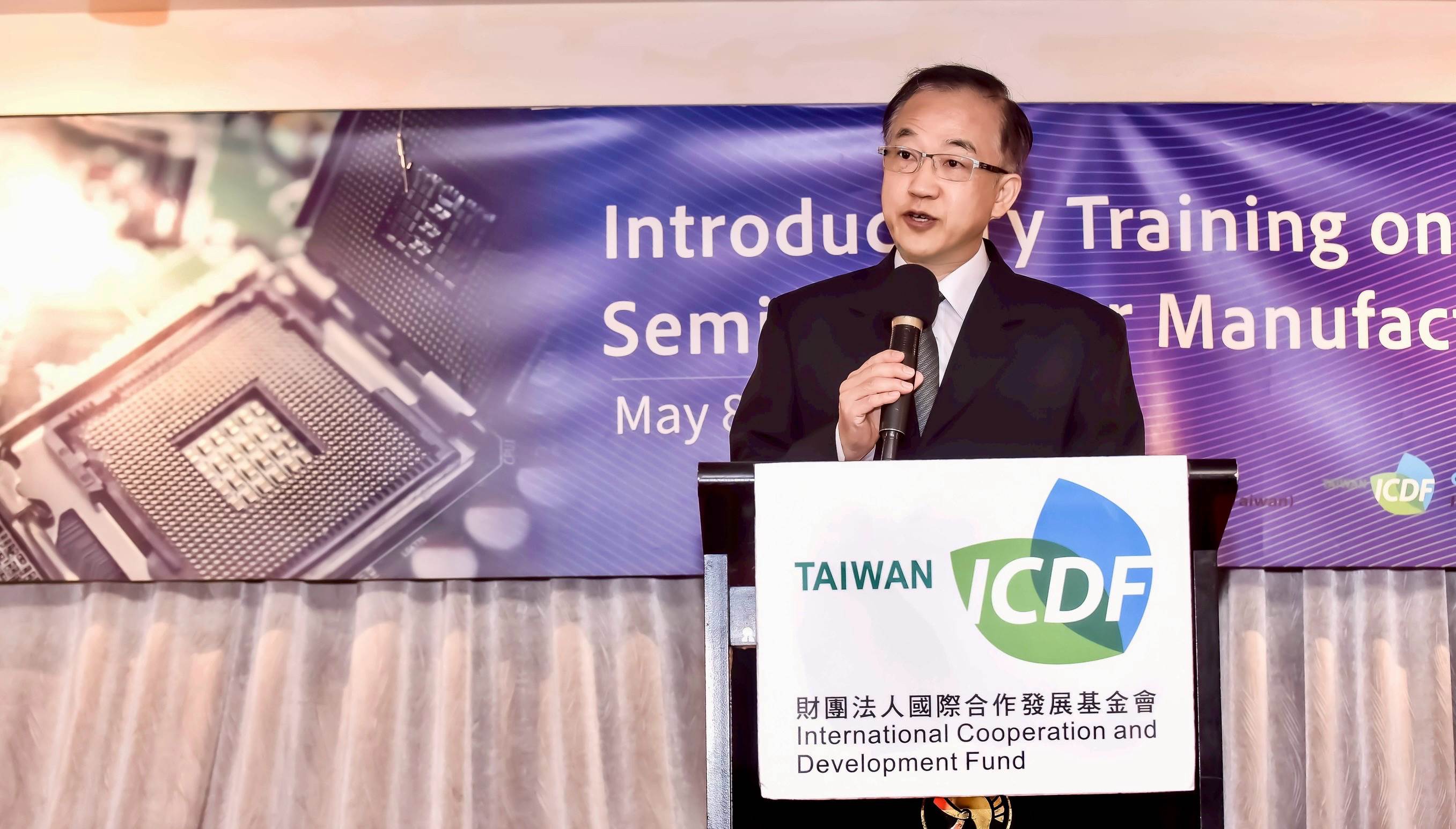 國合會舉辦「2025年半導體製程技術入門訓練班」聯合開訓典禮，國合會李志宏副秘書長致詞歡迎友邦的參訓學員。（圖／明新科大提供）
