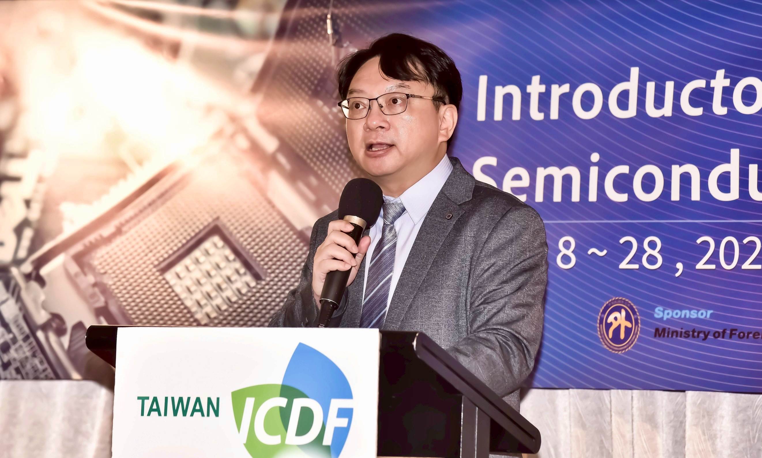 國合會與明新科大、陽明交大合作辦理「2025年半導體製程技術入門訓練班」巴拉圭、瓜地馬拉專班，明新科大呂明峯校長出席開訓典禮並致詞。（圖／明新科大提供）