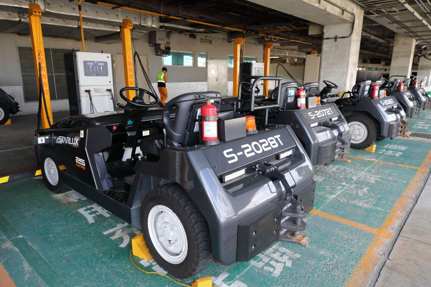 機場公司攜手航空公司、地勤業者、商業店家等跨領域的85間機場夥伴,合作推動多項減碳方案。(圖/桃園國際機場提供)