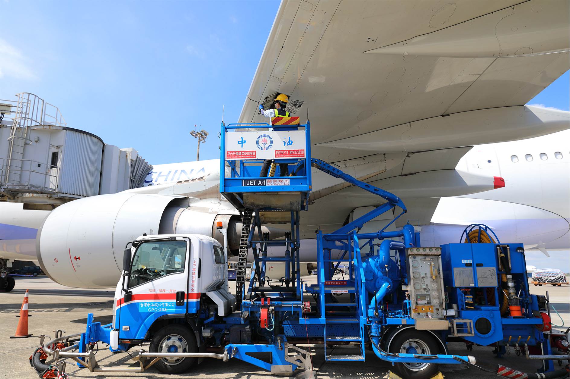 機場公司攜手航空公司、地勤業者等跨領域夥伴,積極推動地面運具電動化,包含空側各式作業車輛,提升車輛電動化比例。(圖/桃園國際機場提供)