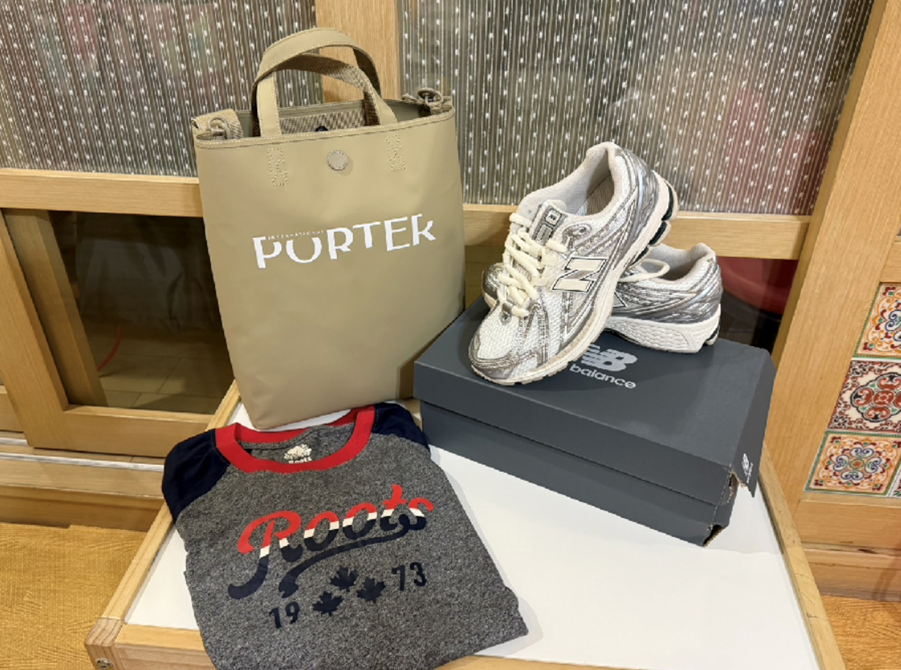 網友曬出momo母親節檔期入手的禮物，除了一雙好鞋外，媽媽喜歡的波特包和百搭Roots衣服也都備好。（圖／翻攝自「momo網購好物交流社團」 ）