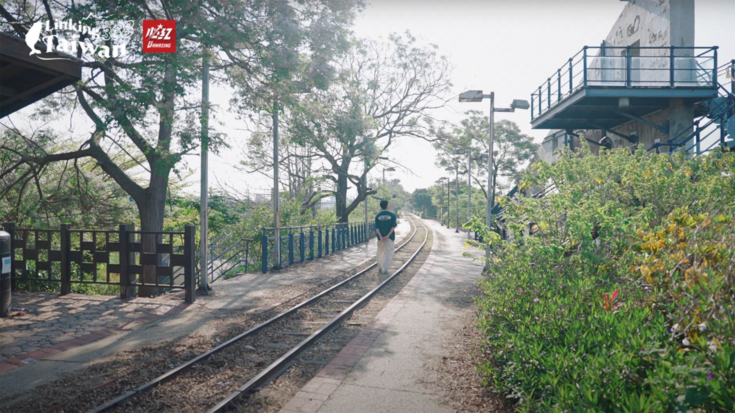 牆面上斑駁的痕跡，仍記載著這段歷史的考古發現。隨著時代演進，日治時期鐵路取代了河港運輸，新港也隨之轉型。當時的台糖「嘉北線五分仔鐵道」，更成為地方交通與經濟發展的重要命脈。（圖／《恁去台灣》提供）