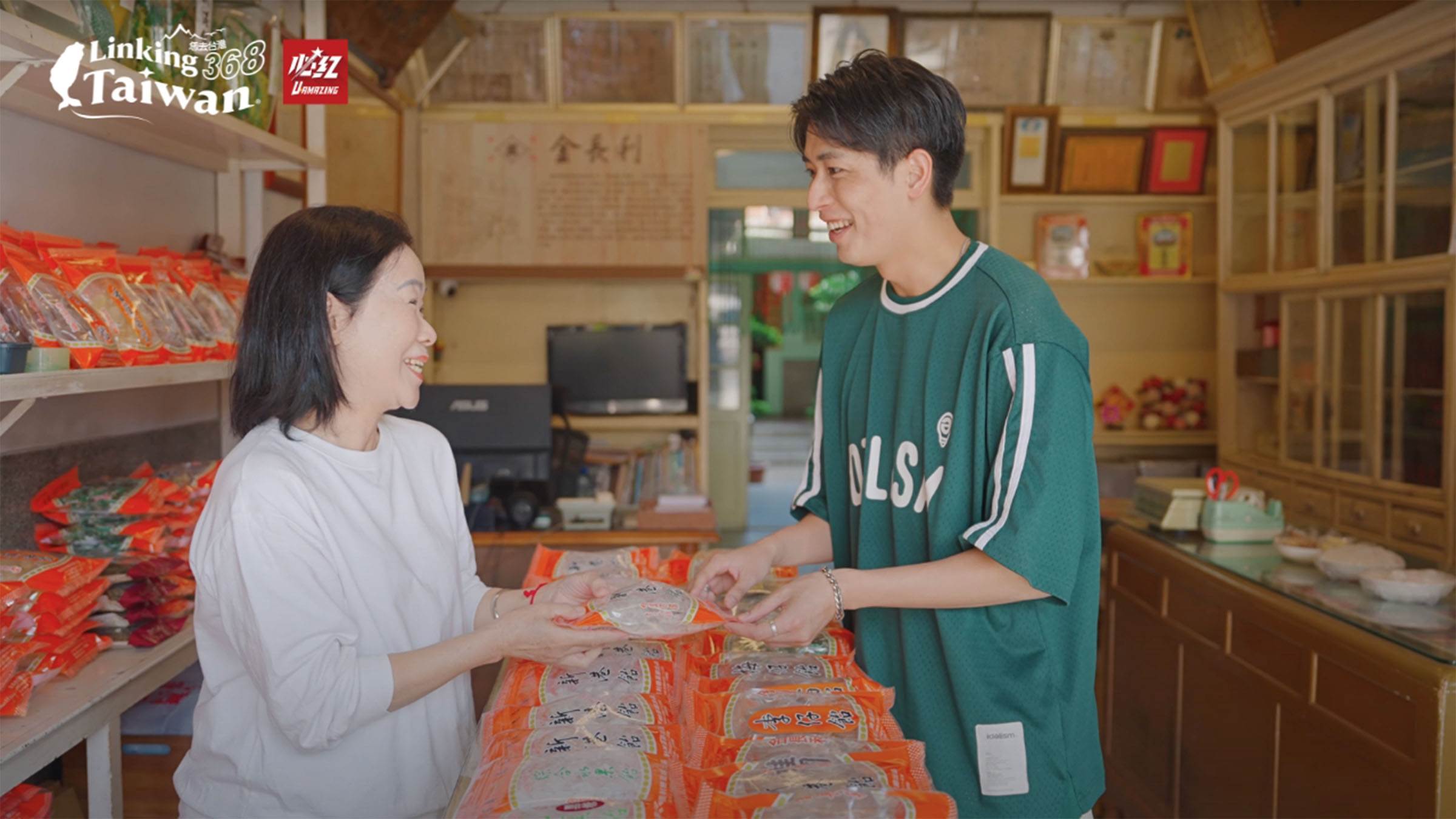 新港飴吃起來軟糯也不黏牙，自己手作的味道更是特別的好吃，要將百年傳承的美味流傳至今，在堅持遵循古法以及創新研發間取得平衡，相當不容易！（圖／《恁去台灣》提供）