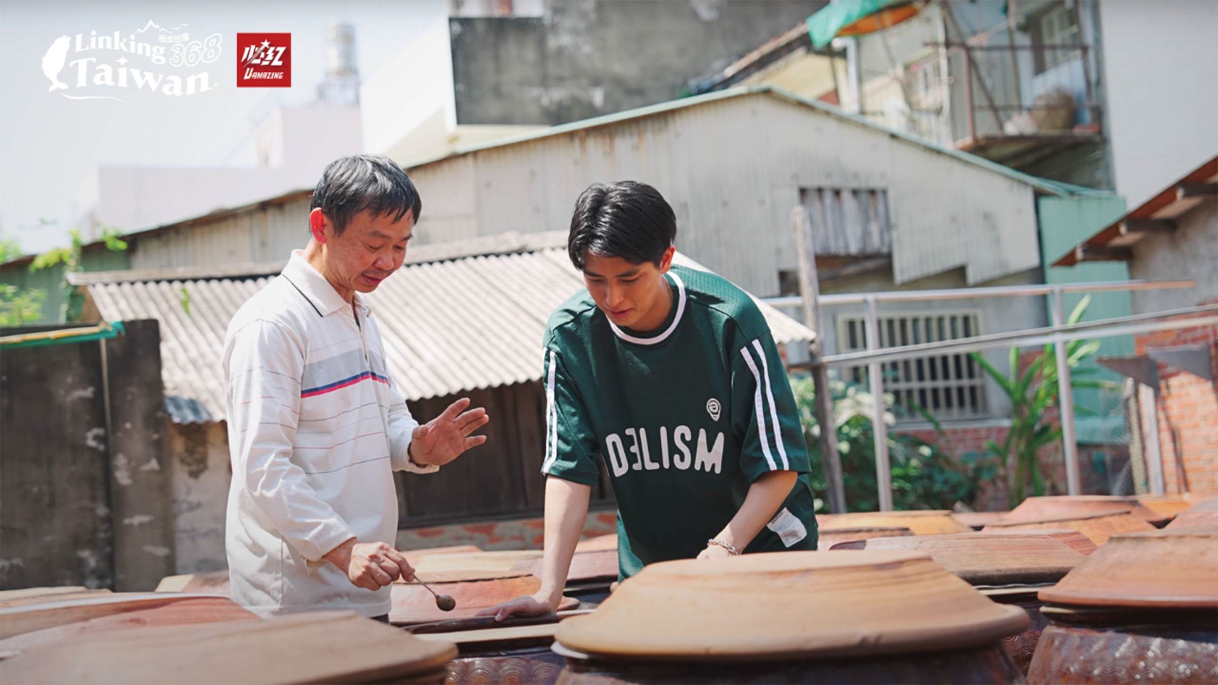 「欲聞烏豆香，入甕百八缸，日曝百八工，嚐得烏豆汁。」這是傳承三代的堅持。林坤宏說，為了守住這份傳統，他們付出了無數汗水與淚水。那份對味道的執著，令人動容。（圖／《恁去台灣》提供）