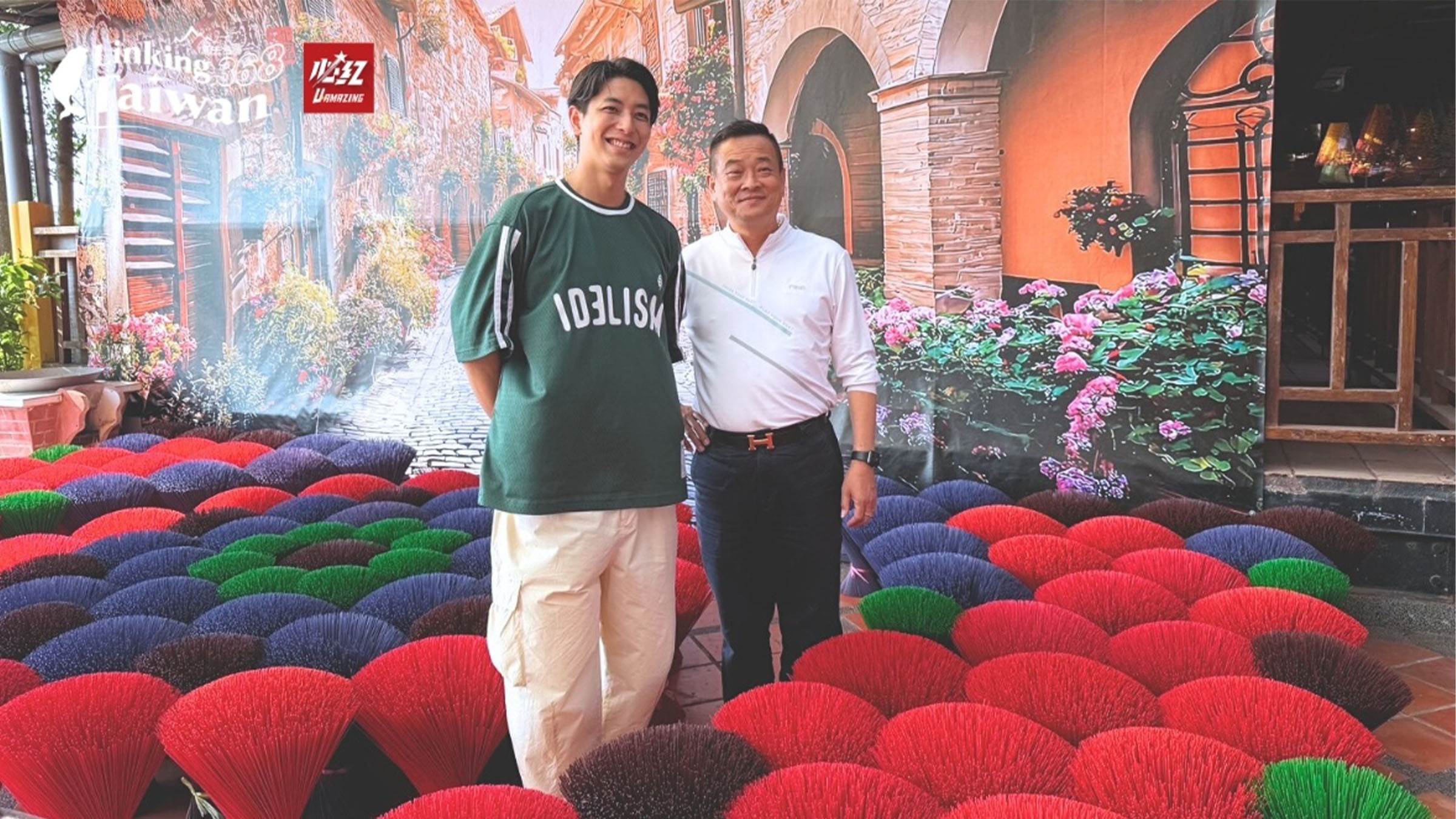 傳統手工製香，有香蕊沾水、搓上黏粉、浸水、展香、掄香、扌切香、晾香、染香腳以及曬香腳等九式，以前空間狹小，才以如此如同花朵般盛開的方式，將沾了粉的香在陽光下曝曬。（圖／《恁去台灣》提供）