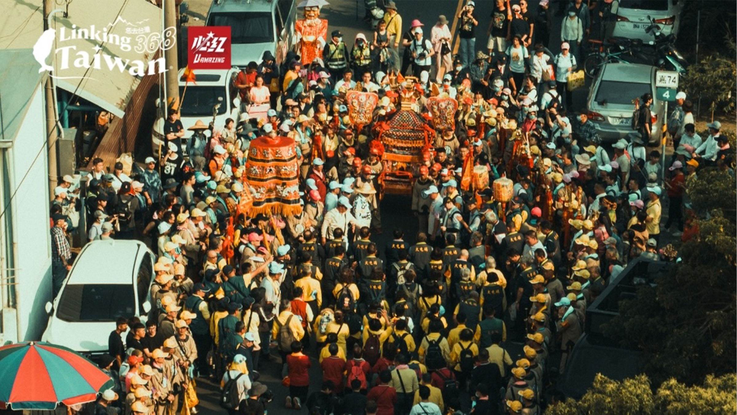大甲媽祖遶境抵達嘉義新港，信眾雲集朝聖，奉天宮周邊燈火通明、人潮不斷，熱鬧景象猶如不夜城。（圖／《恁去台灣》提供）