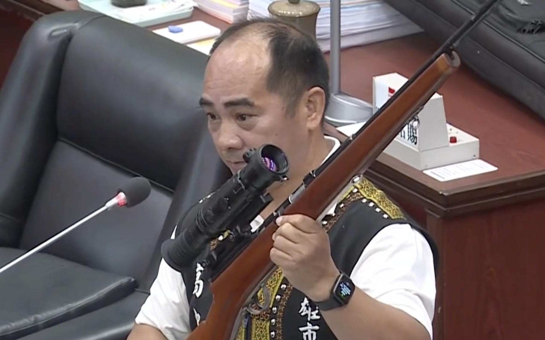 布農族議員高忠德帶槍質詢。東森新聞