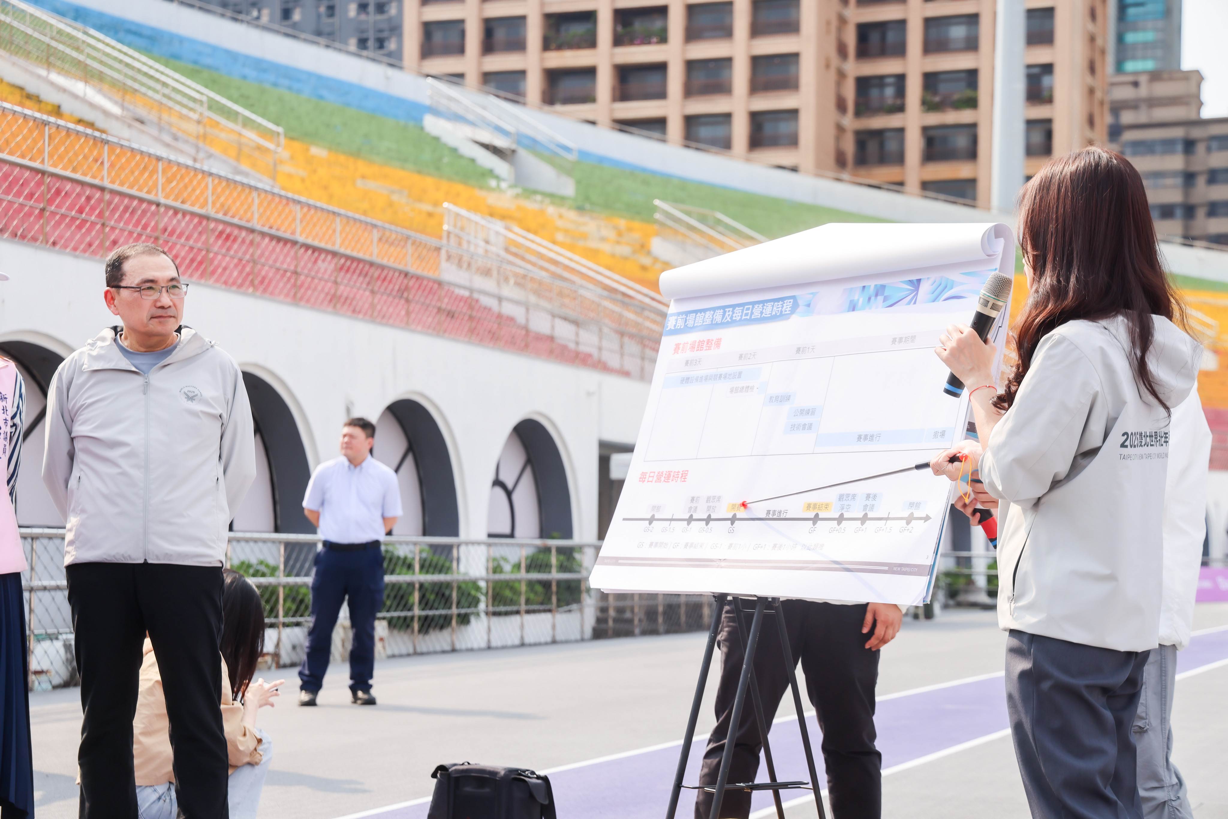 侯友宜昨(13)日前往板橋體育場，視察新北營運中心及田徑、射箭比賽場地準備情形。（圖／新北市政府提供）