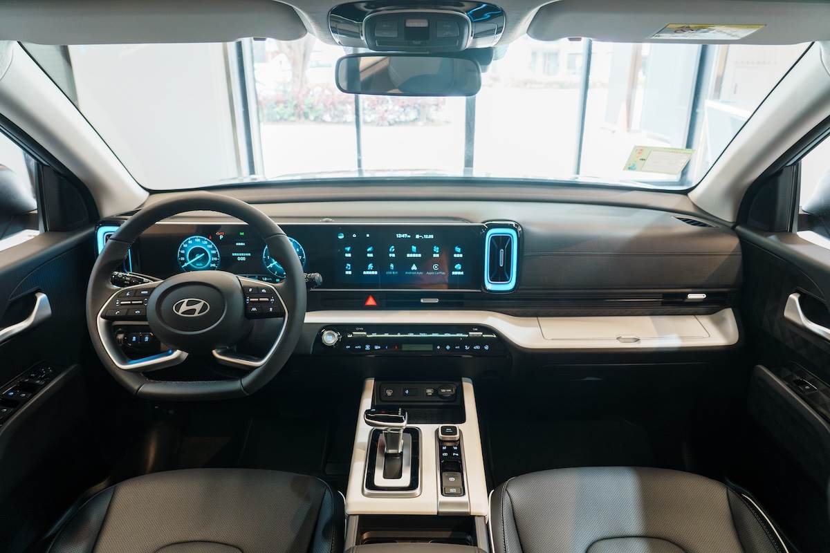 車內採用Multi-Zone分區設計,雙12.3吋液晶螢幕整合數位儀表與中控的資訊娛樂系統,搭配上許多虛擬觸控按鍵,創造出新潮的未來感受。(圖/林昱丞攝影)