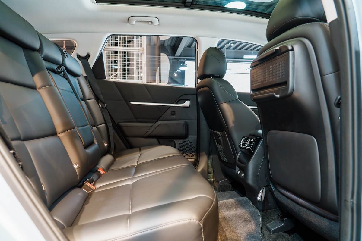 後座空間受惠於2,680mm的軸距長度,擁有十分優異的空間表現,還有空調出風口的配置。(圖/林昱丞攝影)