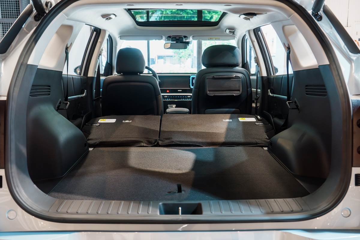 後行李廂空間為524公升,後座椅背倒平後,可以創造出更寬敞且平整的空間表現。(圖/林昱丞攝影)