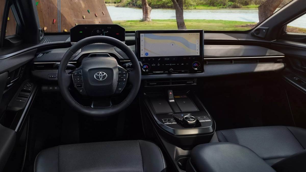 車輛內裝也有所升級，中央螢幕下方擁有兩個無線充電板。（圖／豐田提供）