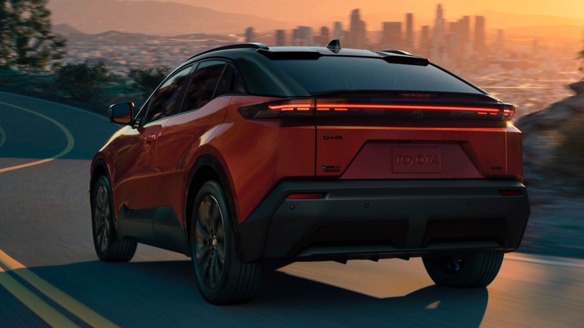 尾燈配置細長型LED燈條，讓辨識度提升。（圖／豐田提供）