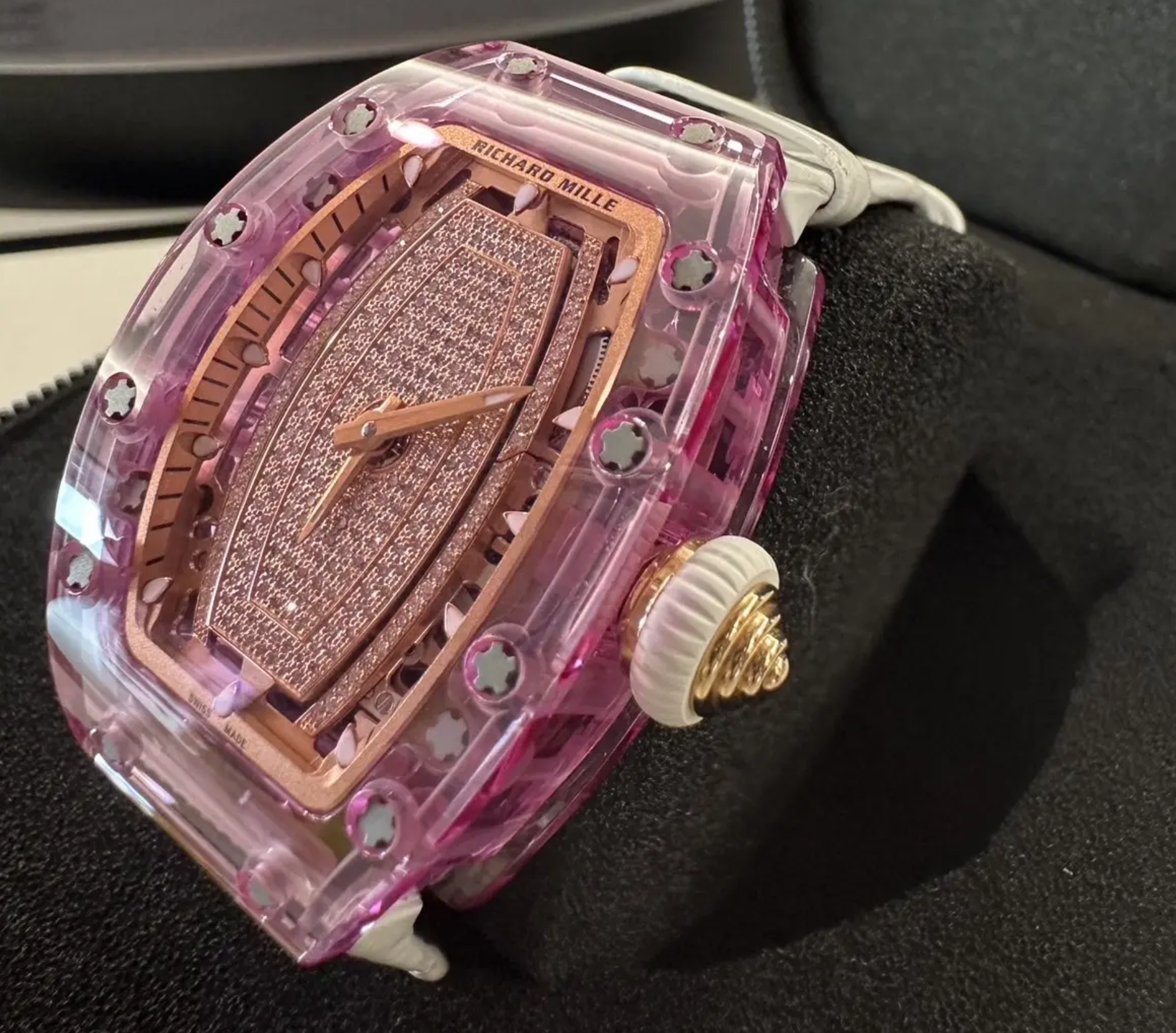 RM限量鑽錶。（圖/法務部執行署提供)