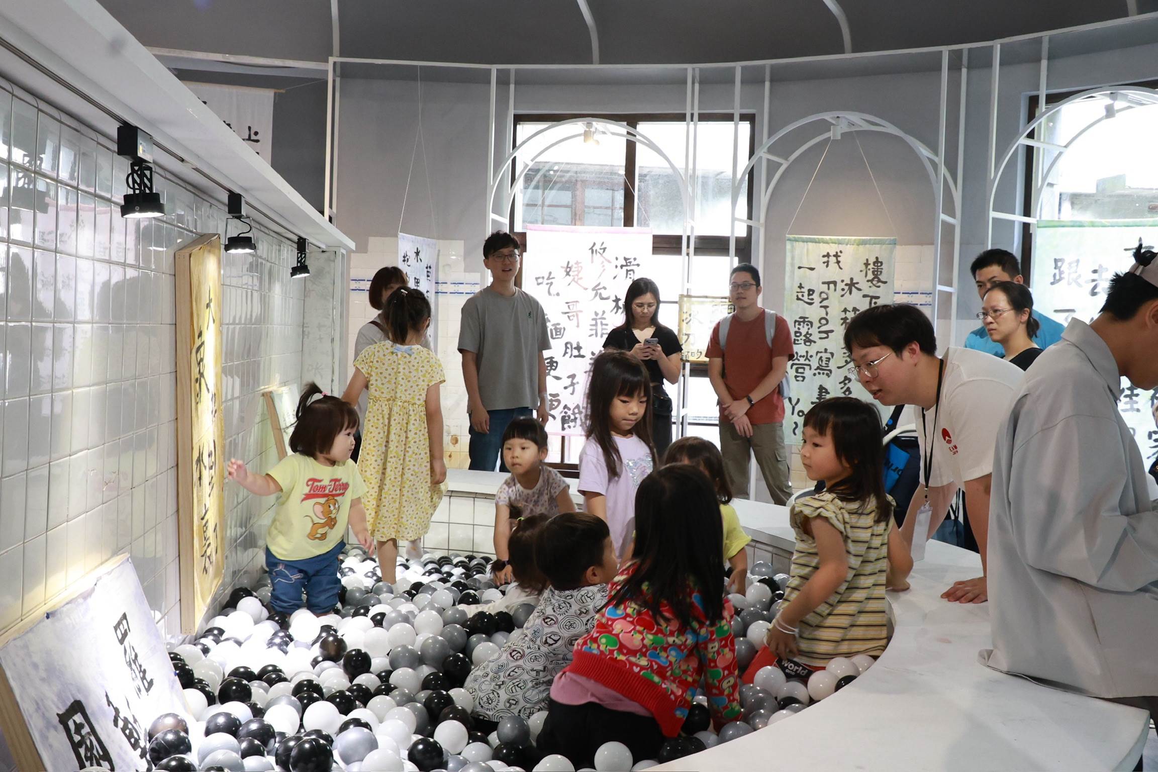 黑白灰三色球池，營造出可愛又現代的王羲之「墨池」。（圖／HEMU Studio 合木藝文空間臉書提供）