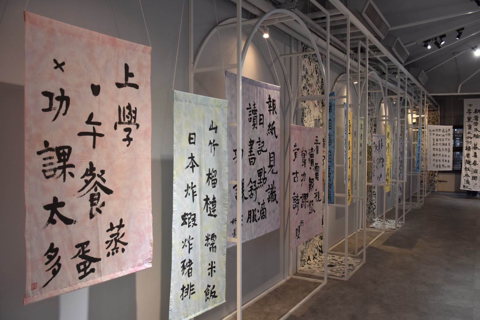 書法創作寫下美食、學校生活等，呈現出孩子的真實日常。（圖／HEMU Studio 合木藝文空間臉書提供）