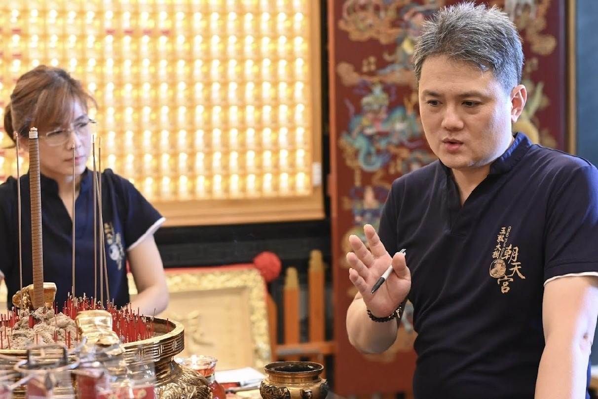 府濟世之時，以通靈之法渡人解厄。（圖／社團法人高雄市玉敕大樹朝天宮協會提供）