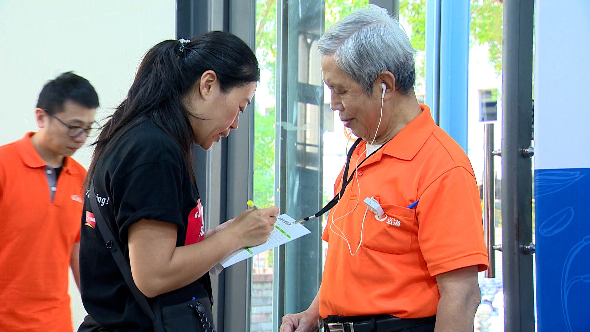 以握力器檢查學員肌力並測量小腿圍，將數據紀錄下來，了解身體質量。（圖／東森新聞）