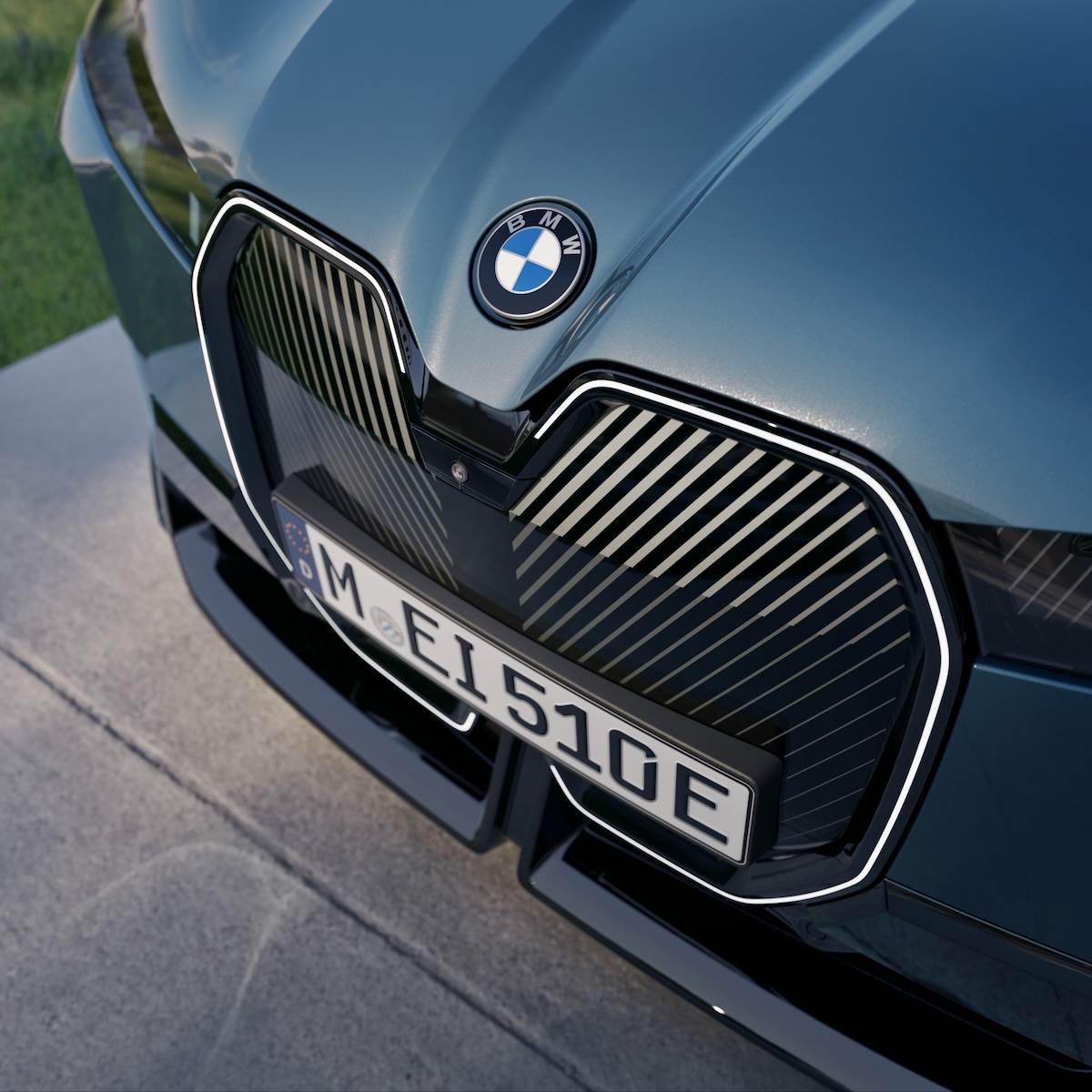 全新設計的封閉式雙腎型水箱護罩，融合細緻斜紋與品牌標誌性的飾光造型，並擁有自體修復塗層。（圖／汎德提供）