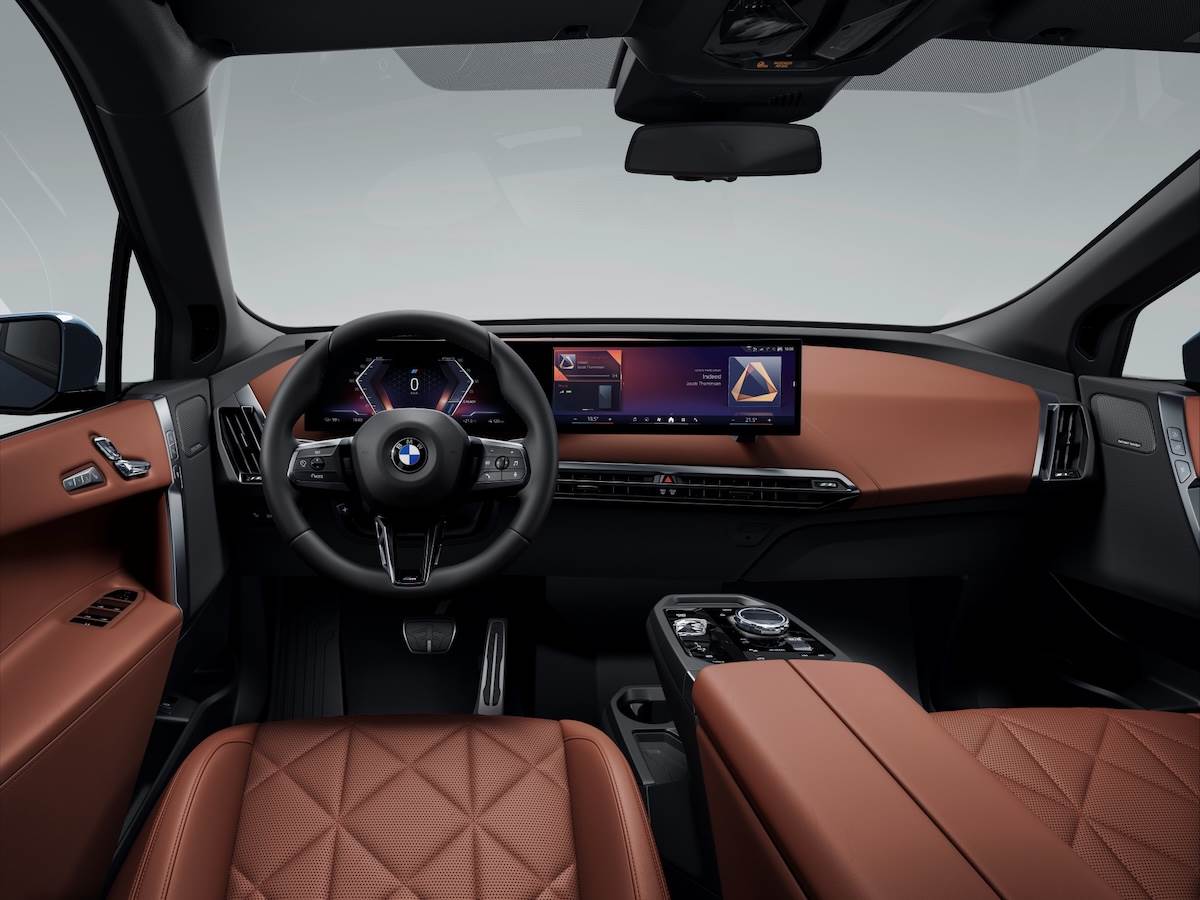 懸浮式曲面螢幕整合12.3吋虛擬數位儀錶與14.9吋中央觸控螢幕，帶來直覺、流暢且高效的操作體驗，且多處鑲嵌水晶材質飾件，增加高級感受。（圖／汎德提供）