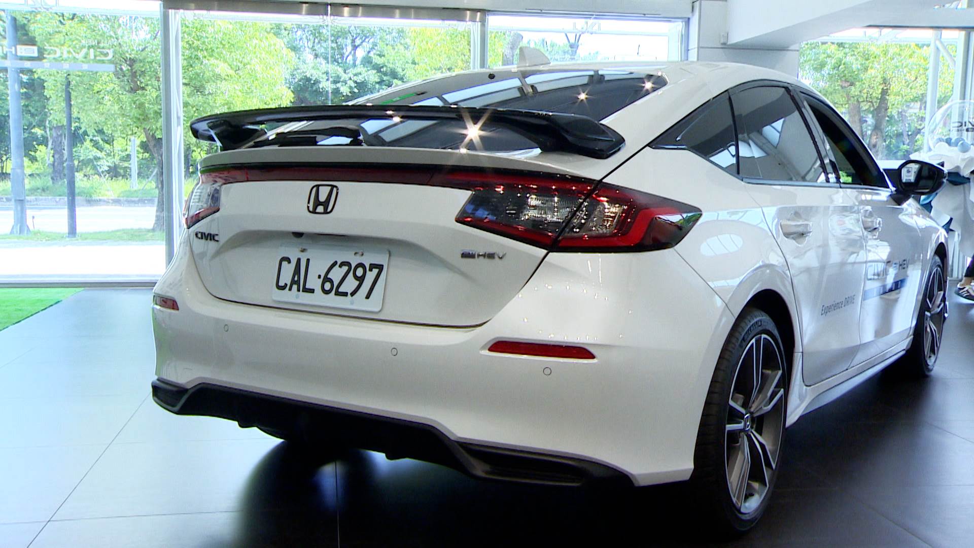 油電車還能搭配特殊模式，讓操駕更熱血，外觀的蜂巢式水箱護罩，亮黑窗框等等，更增添運動感。（圖／東森新聞）