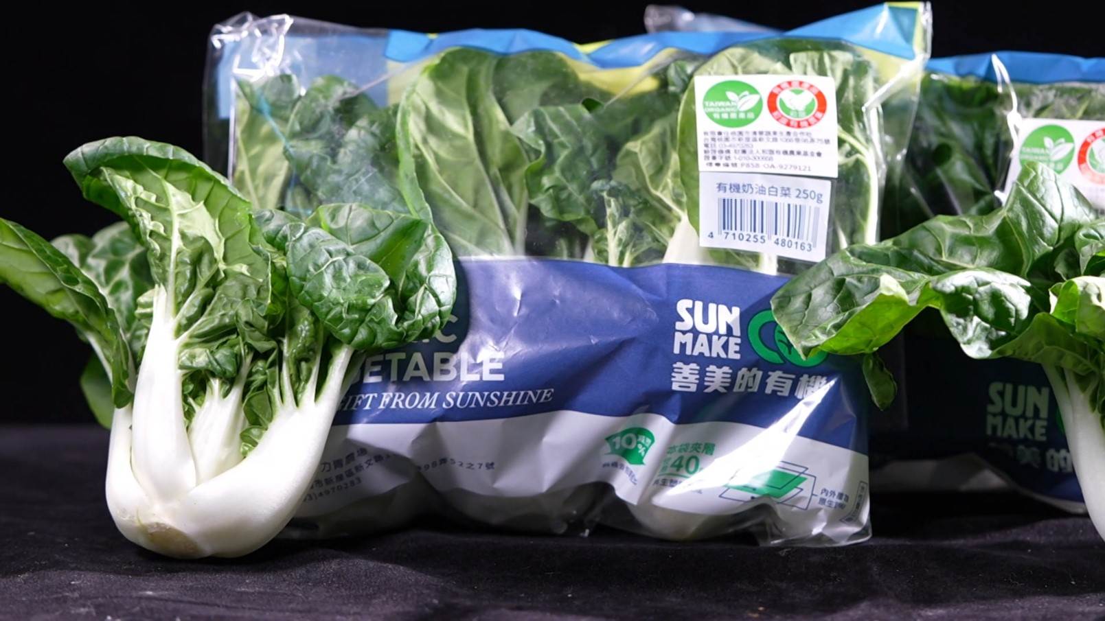 ▲奶油白菜葉柄嫩白、葉色墨綠，外型神似故宮珍寶-翠玉白菜。