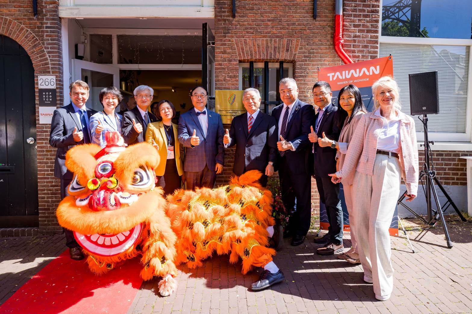 揭牌典禮在服務分處現址以鑼鼓喧天與舞獅熱鬧氛圍中隆重登場。（圖／交通部觀光署提供）