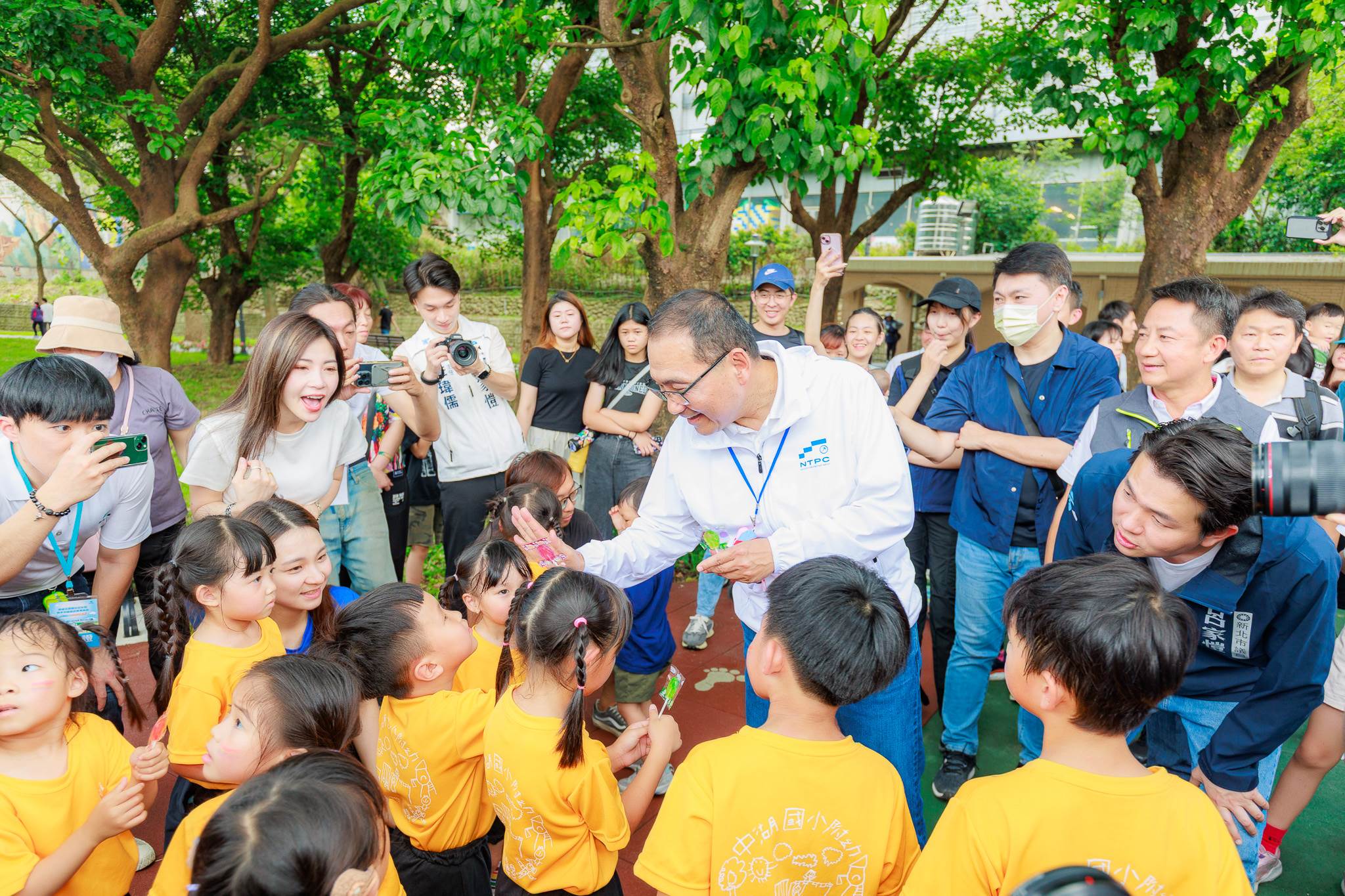 公三公園設置全新共融性遊具,提供不同年齡層的大小朋友玩樂。(圖/東森新聞)