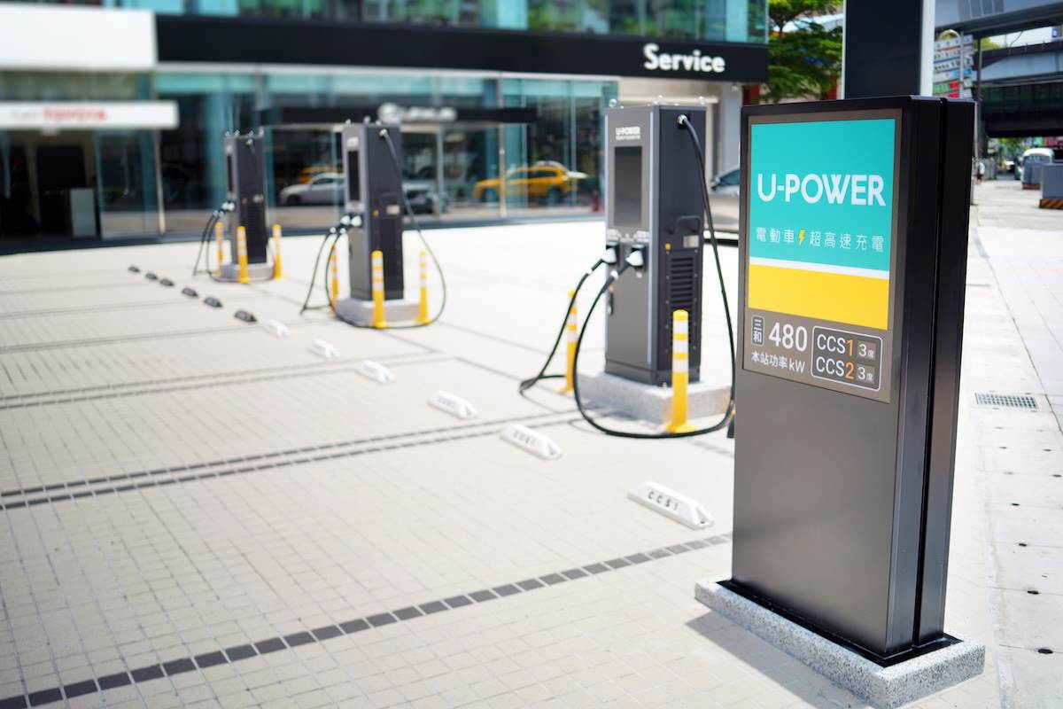充電設備皆配置21.5吋大型觸控螢幕。（圖／U-POWER提供）