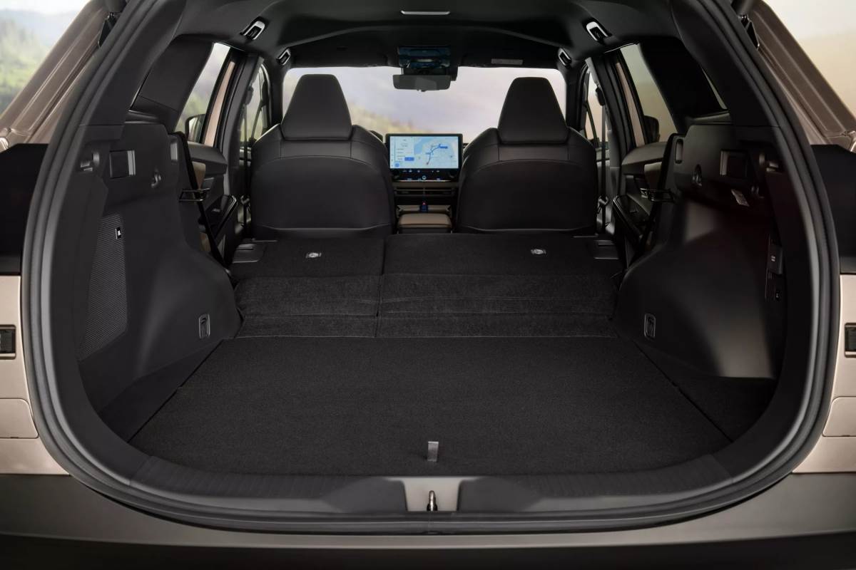 車內空間表現優異，在一般狀態下就擁有600公升的行李廂空間，座椅傾倒後也能有多元的利用。（圖／豐田提供）