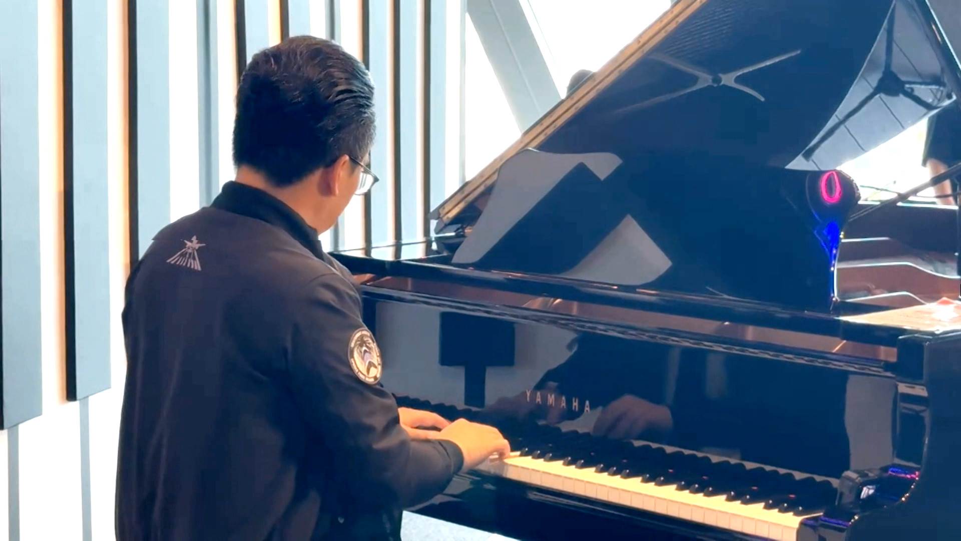 華航總經理陳漢銘也親自擔任表演嘉賓。（圖／東森新聞）