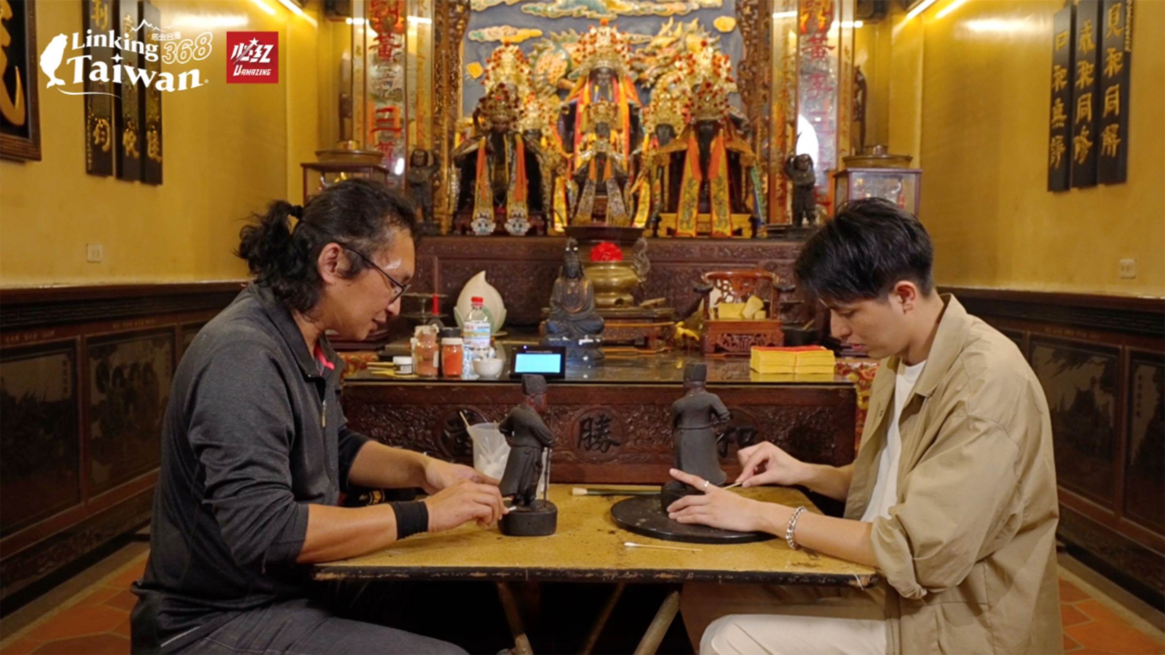 無論採用傳統匠師技藝或現代科學檢測，修復師都以精湛手藝細膩還原神像每個細節。他們懷抱敬意與專業精神，讓承載歲月記憶的神像得以重現光采，注入嶄新的生命力。（圖／《恁去台灣》提供）