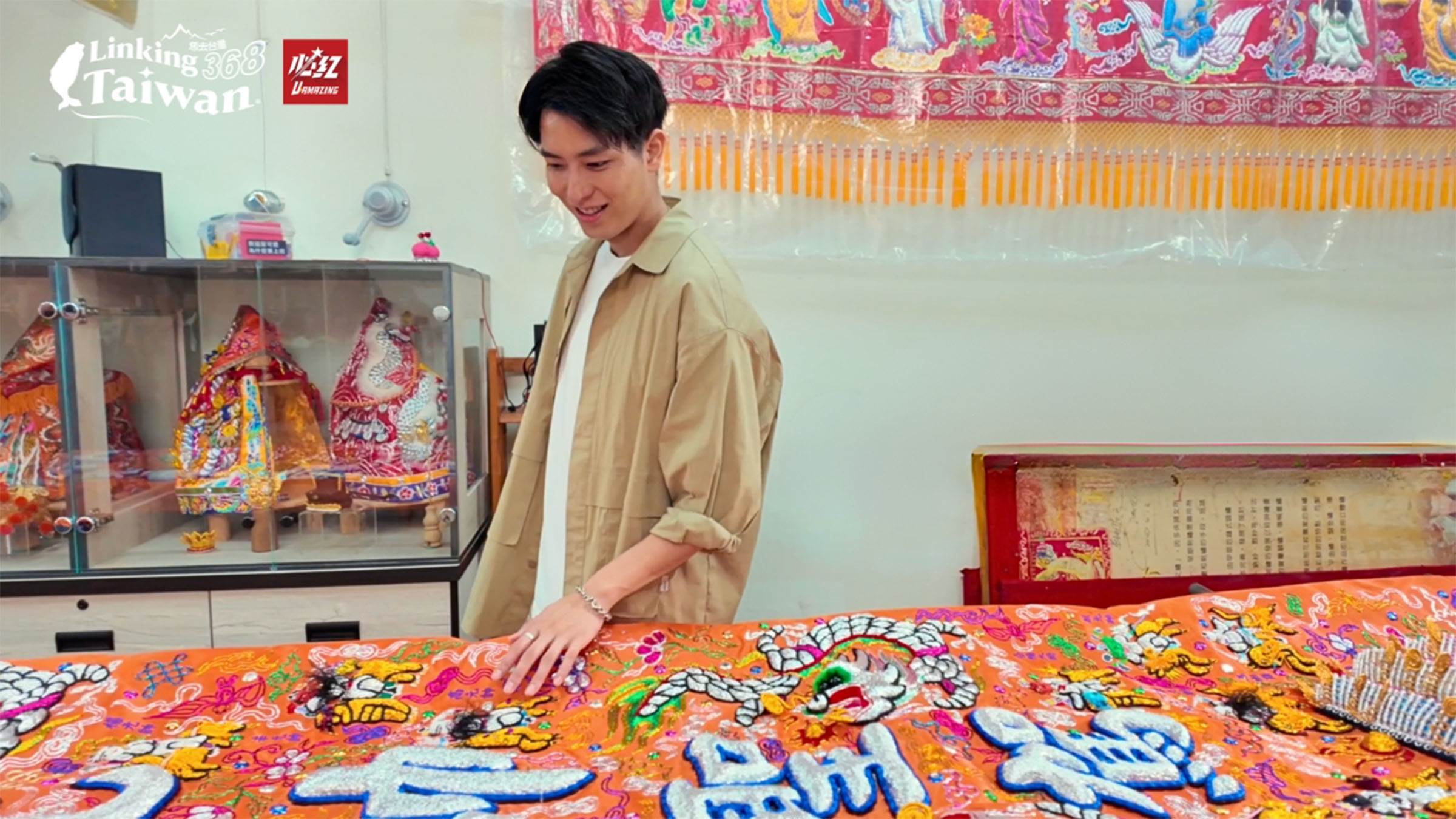 臺繡是台灣傳統刺繡工藝的代表，融合宗教文化與工藝美學。由國寶級師傅林玉泉傳承，現由其女兒林婕瑀注入創新思維，讓刺繡走入生活，展現從廟宇神衣到現代設計的多元面貌。（圖／《恁去台灣》提供）