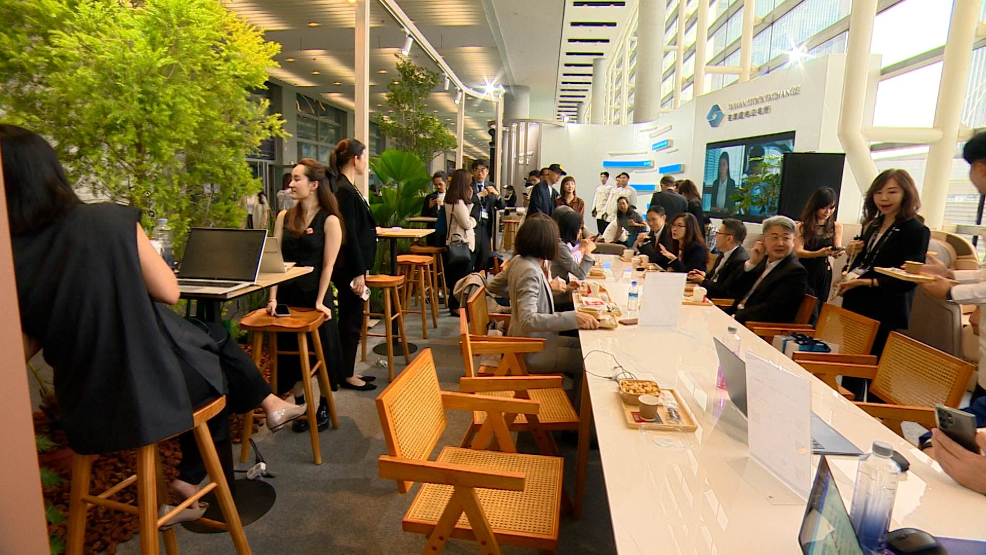 證交所在電腦展打造休憩空間 行銷臺灣資本市場特色。（圖／東森新聞）